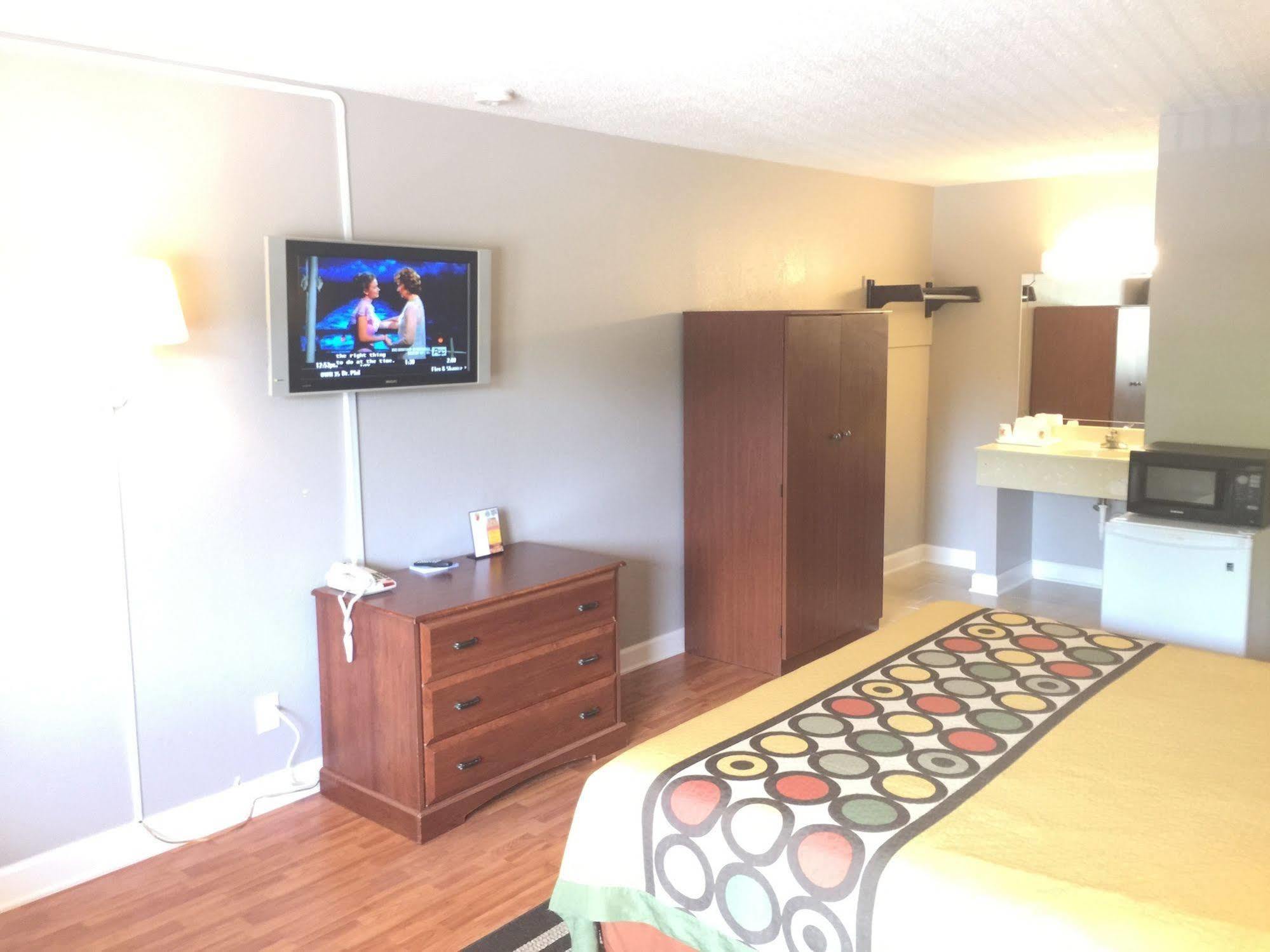 Super 8 By Wyndham Durham/University Area Nc Екстериор снимка