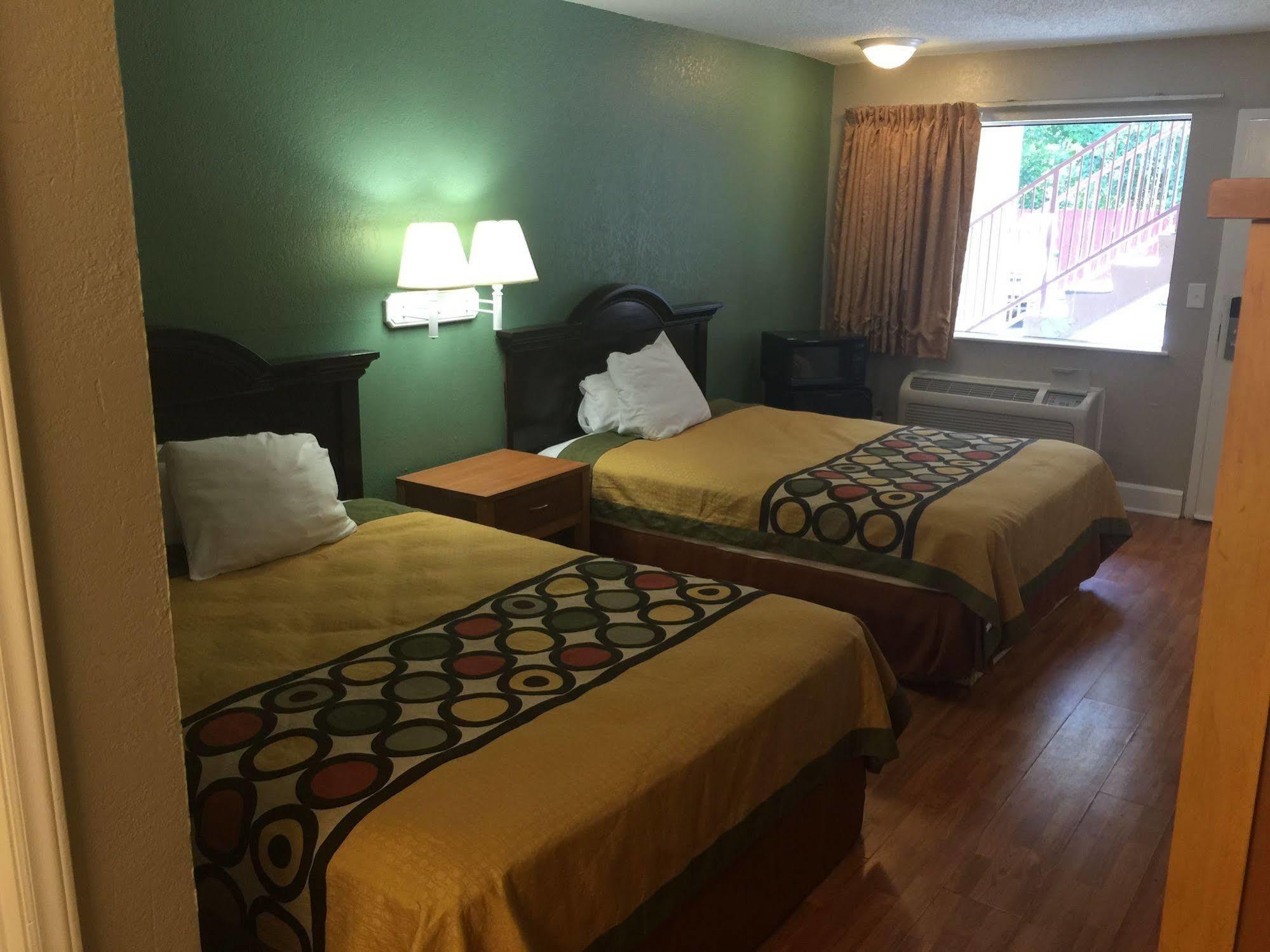 Super 8 By Wyndham Durham/University Area Nc Екстериор снимка