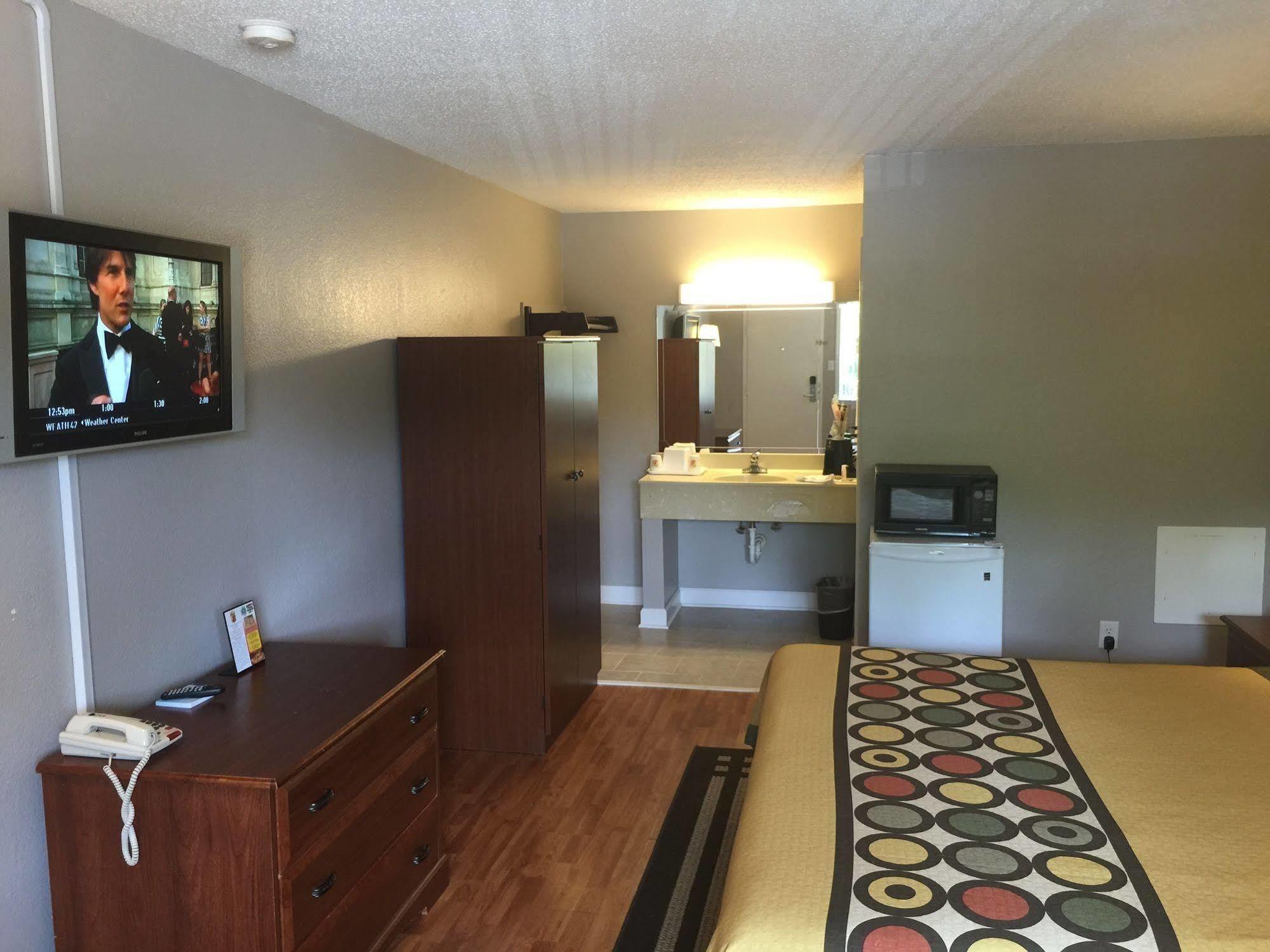 Super 8 By Wyndham Durham/University Area Nc Екстериор снимка